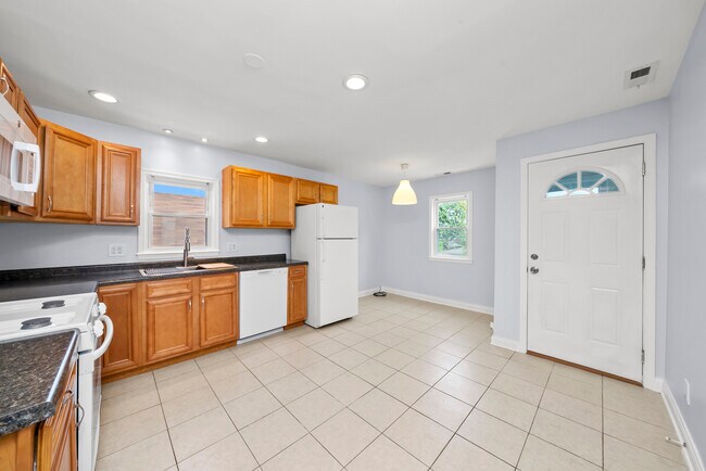 Building Photo - 3055 N Nordica Ave