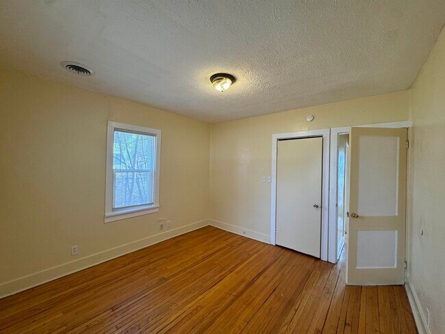 Building Photo - 2824 School St