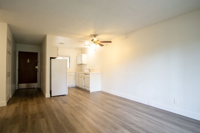 Building Photo - FREE RENT: Nicely Updated Top Floor Corner 2-Bdr Near OHSU w/Private Balcony!