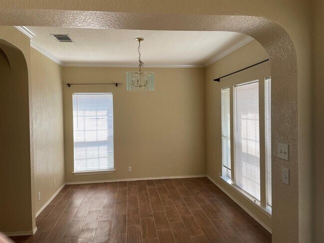 Building Photo - 5000 Cleves St