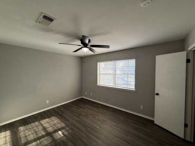 Building Photo - 3128 Sunset Dr
