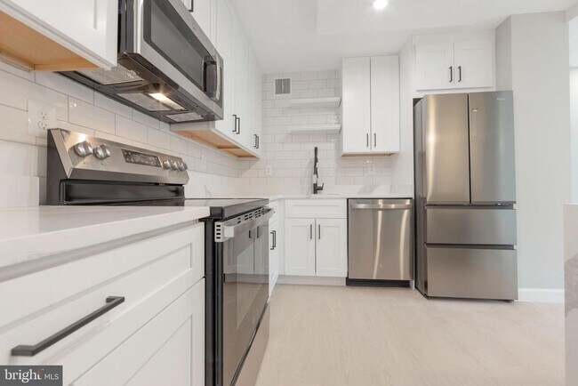 Building Photo - 205 Yoakum Pkwy