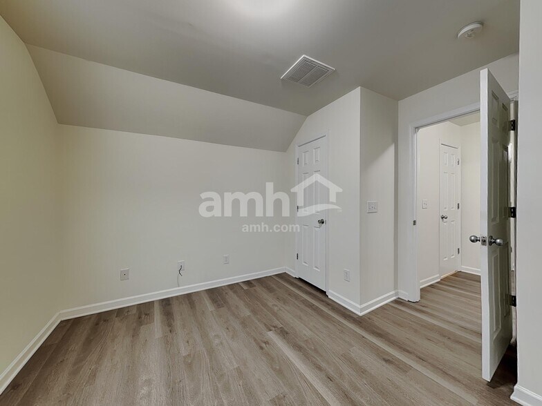 Building Photo - 185 Silver Creek Trail