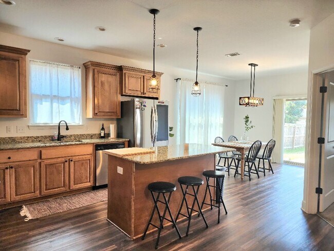 Building Photo - Discover Fine Living in this Captivating 3 Bed/2 Bath Home!