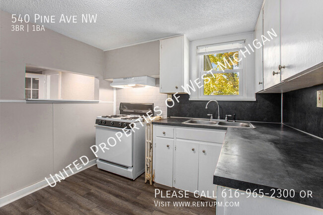 Building Photo - Available Now | 3 Bed 1 Bath Apartment in ...