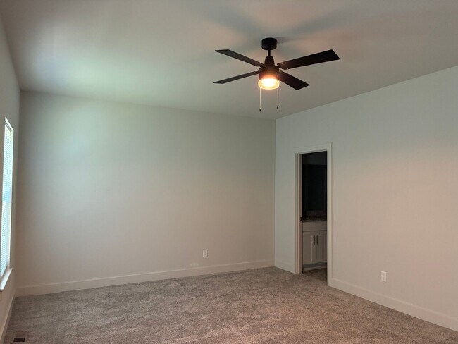 Building Photo - **LESS THAN 10 miles to Fort Knox**