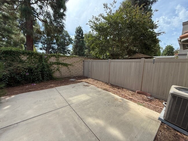 Building Photo - $750 Off First month's Rent - Cute Townhom...