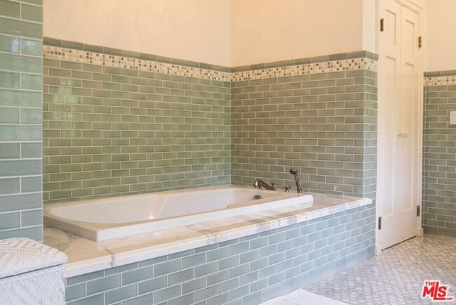 Building Photo - 226 Palisades Ave