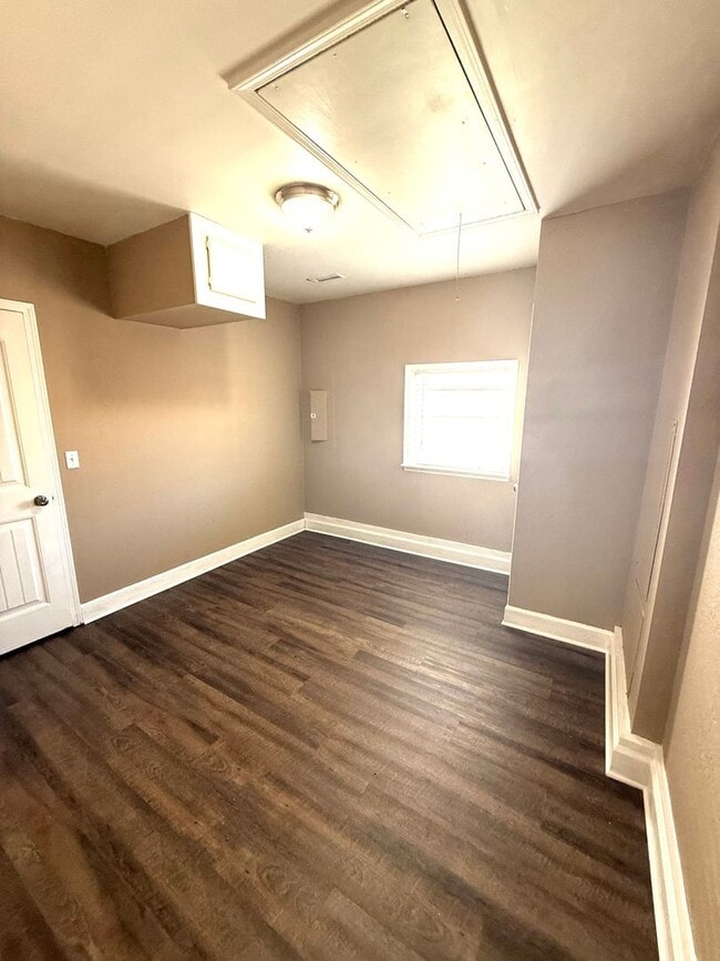 Building Photo - ** 4 Bed 2 Bath located in Park Lake ** Ca...