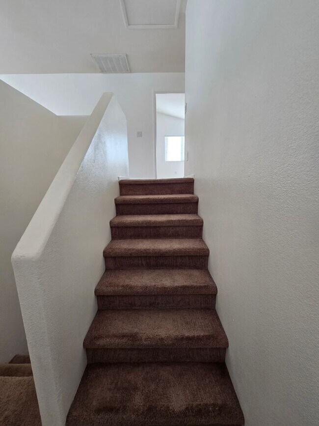 Building Photo - Spacious Two-Story Home in a Cul-de-Sac Location