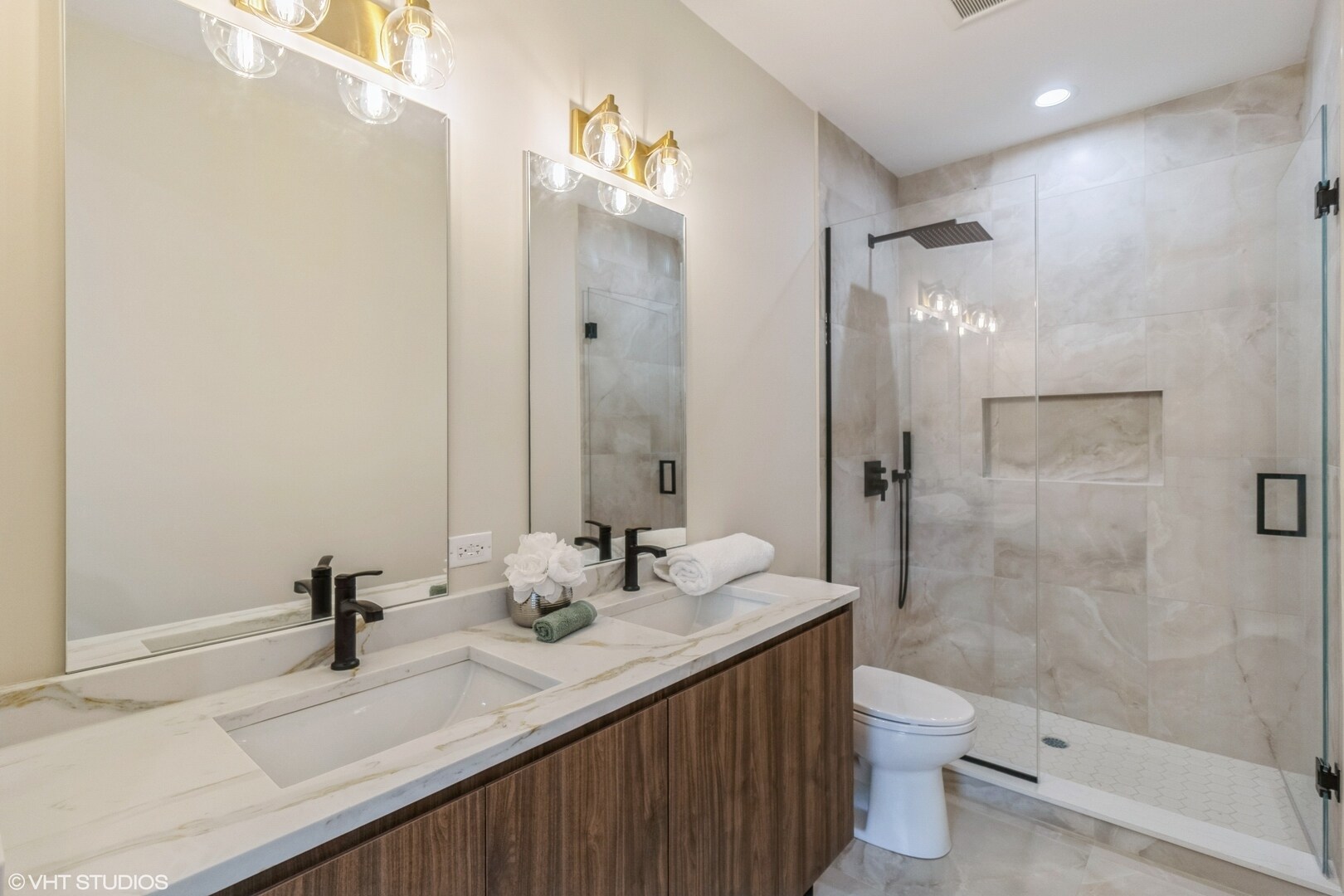 Building Photo - 3045 W Irving Park Rd