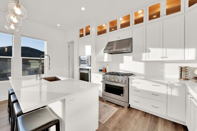 Building Photo - 1722 Oakridge Cir