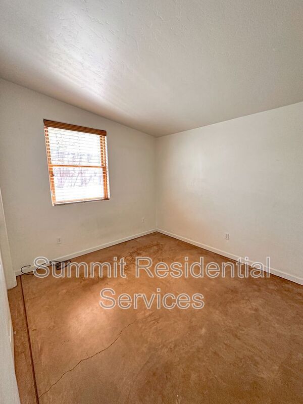 Building Photo - 861 S Osborne Ave