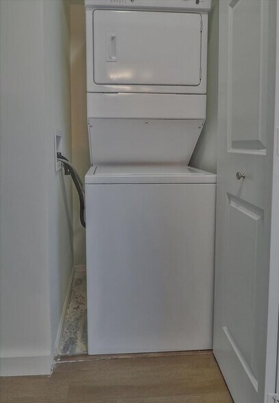 Building Photo - 33 Hudson St