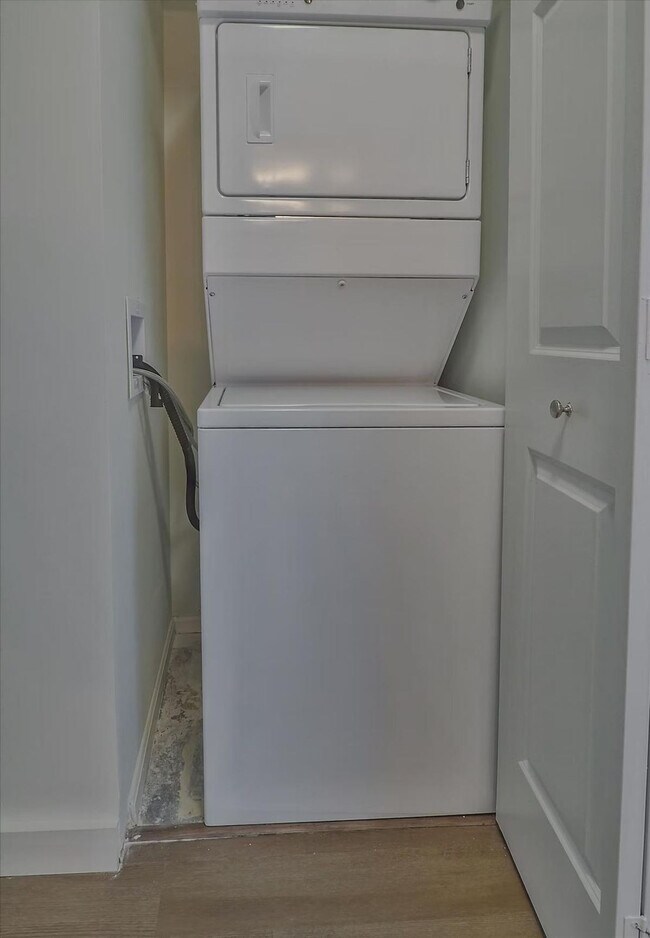 Building Photo - 33 Hudson St