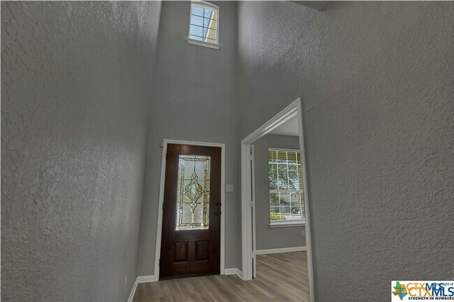 Building Photo - 240 Oak Creek Way