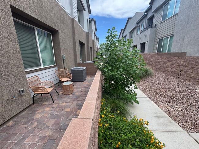 Building Photo - Modern Furnished Townhome with Style, Spac...