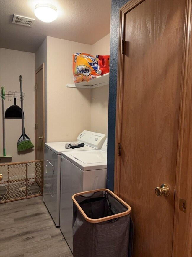 Building Photo - STUDENTS WELCOME! 3 Bed, 2 Bath Duplex in West Fort Collins close to Foothills