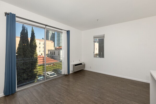 Building Photo - 908 G St