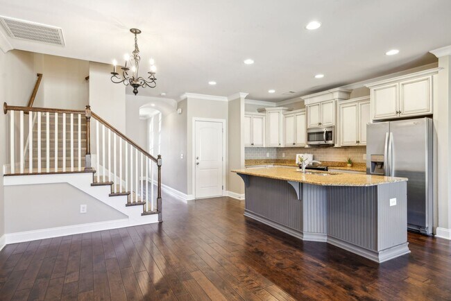 Building Photo - 3 BR/2.5 BA Luxury Townhome
