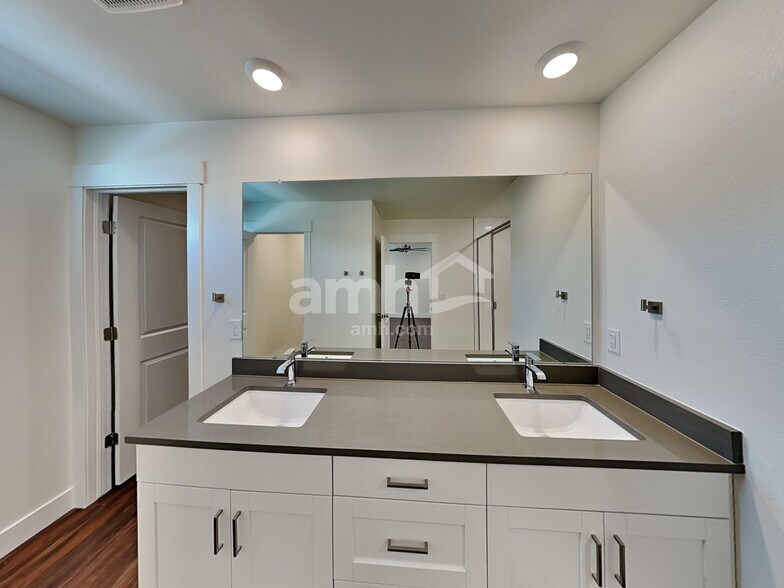 Building Photo - 818 S Oak St