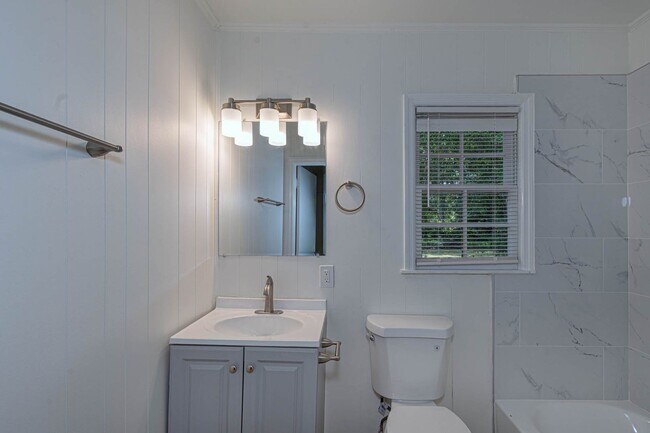 Building Photo - 2864 Hawthorne Dr