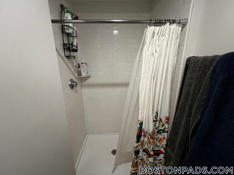 Building Photo - 114 Willow St