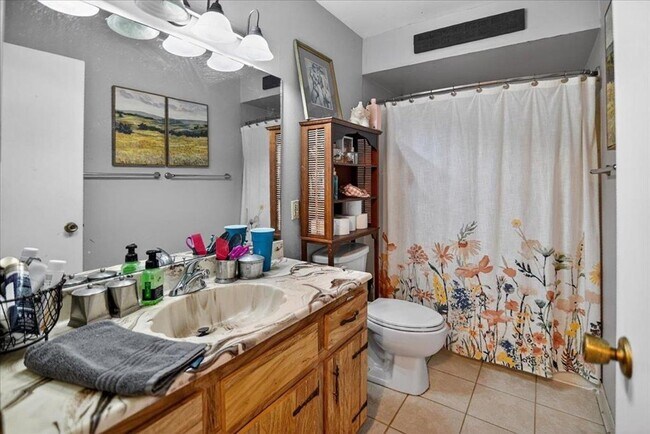 Building Photo - 5216-5218 Shorecrest Dr