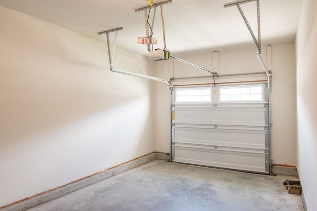Building Photo - Beautiful Gallatin Townhome w/ Appliances!