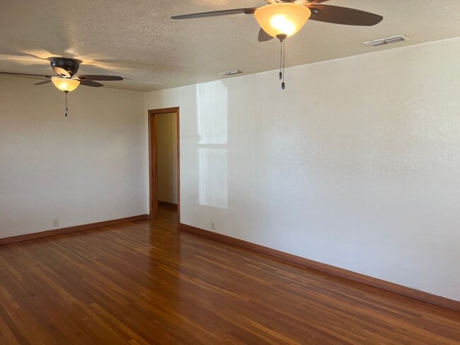 Building Photo - Country Living Home