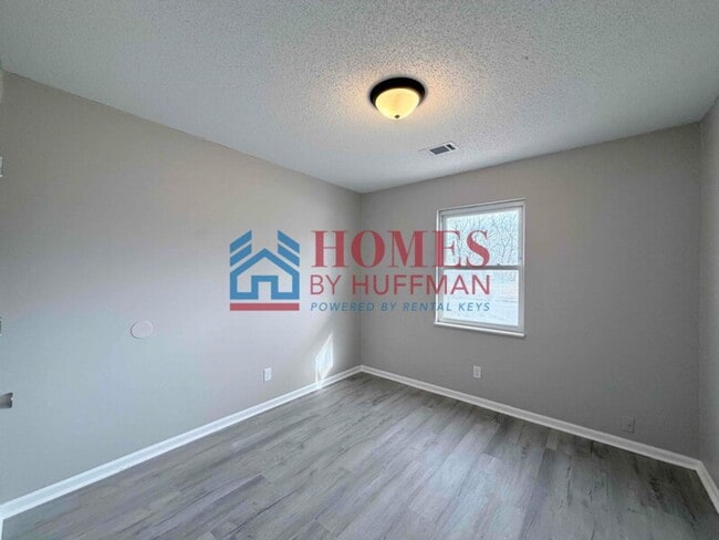 Building Photo - Three Bedroom House | Remodeled & Move in Ready