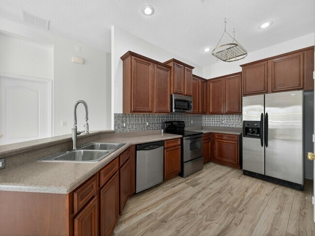 Building Photo - 6602 S Goldenrod Rd