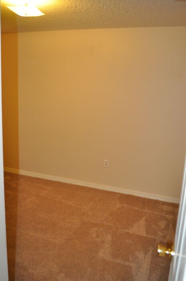 Building Photo - 16 Russman Ln