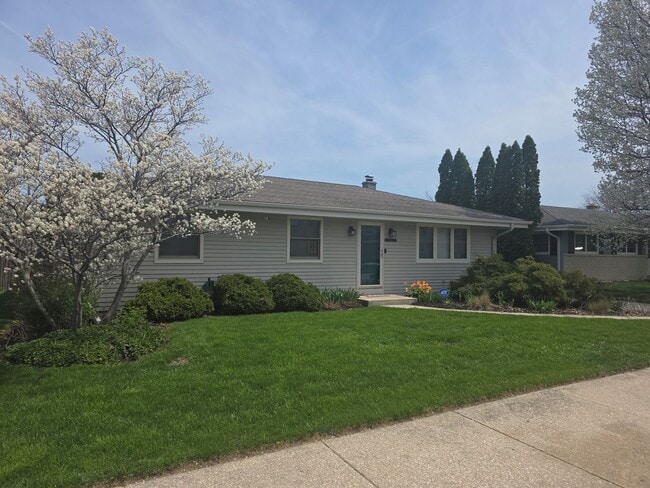 Building Photo - Updated 3 bedroom Racine ranch