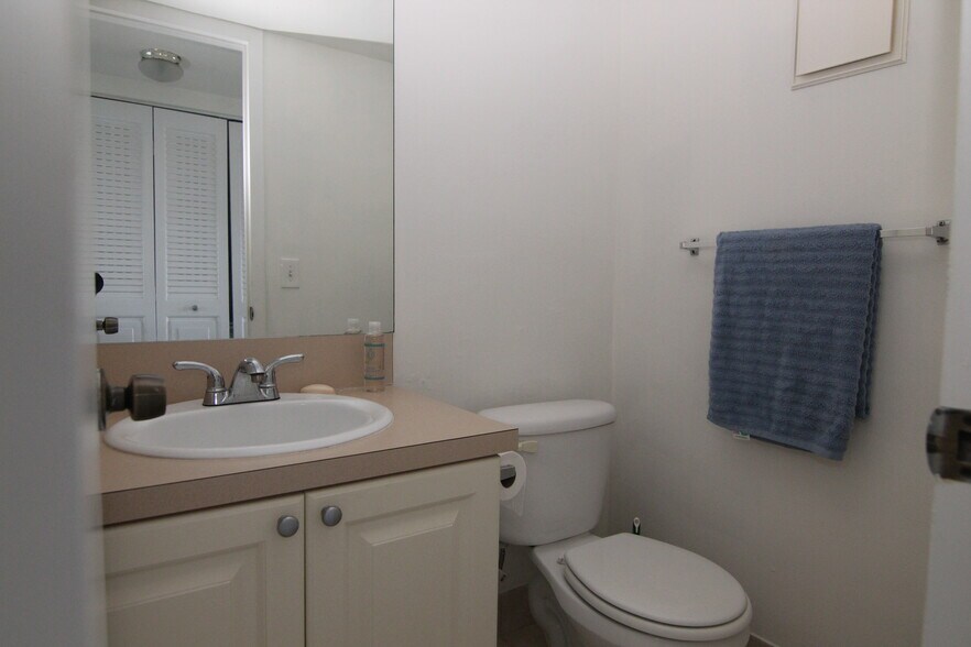 Building Photo - 569 Fanshaw N