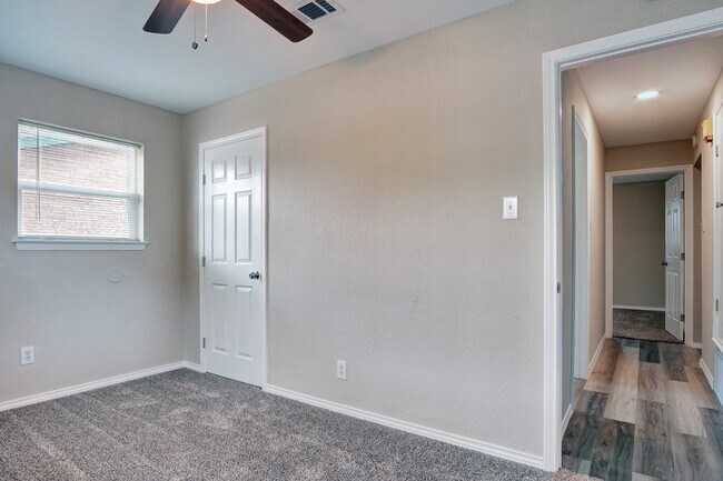 Building Photo - 2402 Ozark Dr