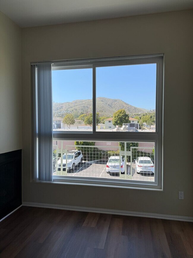 Building Photo - Mid Town Ventura Upstairs 2+2 Apartment