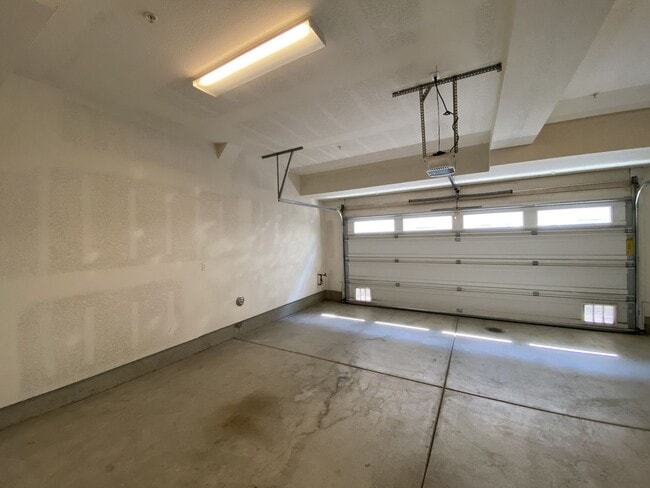 Building Photo - 2bd/2.5ba Townhouse with A/C in San Elijo ...