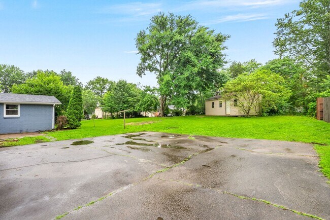 Building Photo - Beautiful Pet Friendly 3 bedroom home for ...