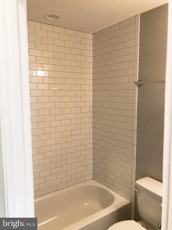 Building Photo - 632 S Decker Ave