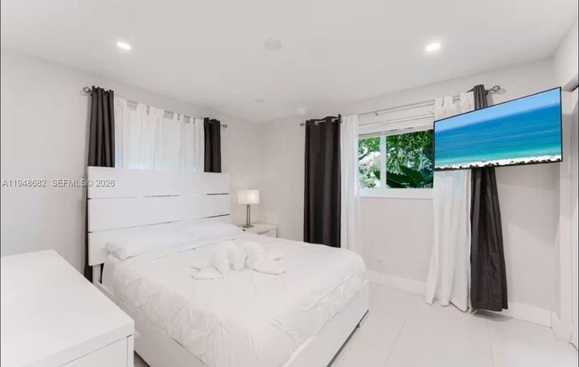 Building Photo - 4017 Monroe St