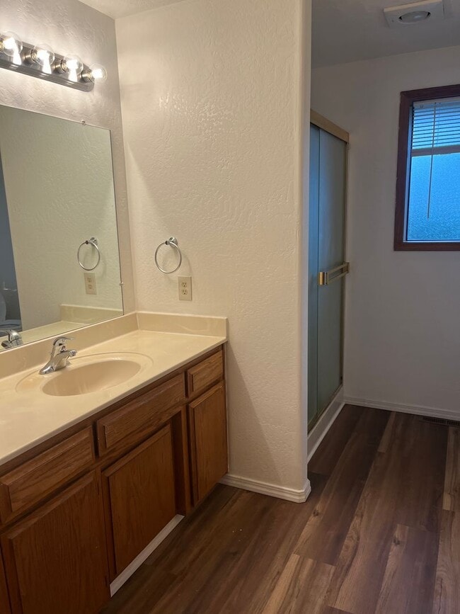 Building Photo - 3 Bedroom 2 Bath House
