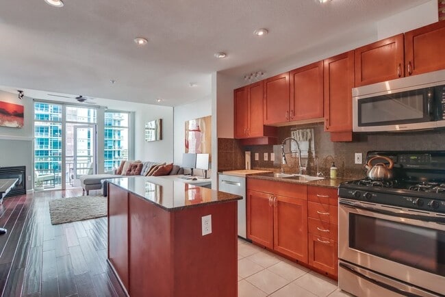 Building Photo - Luxury  Unit in Little Italy