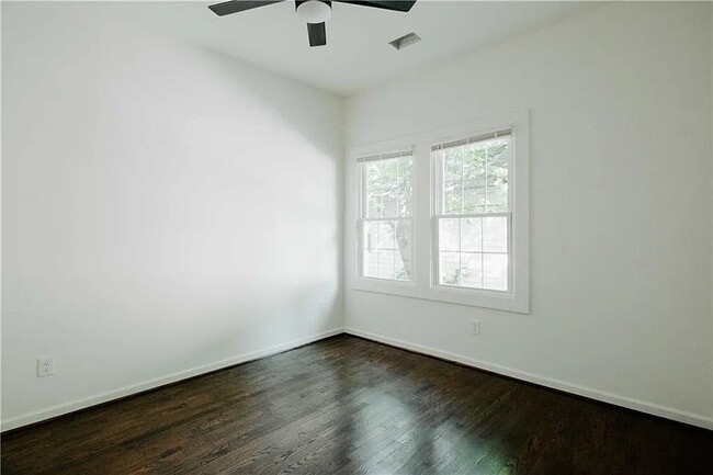 Building Photo - 1070 White Oak Ave SW