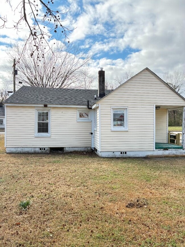 Building Photo - 1601 Queen St E