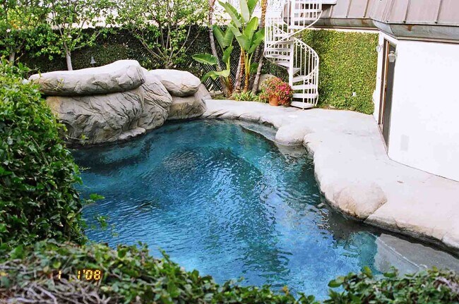Pool next to guesthouse - 456 S Spalding Dr