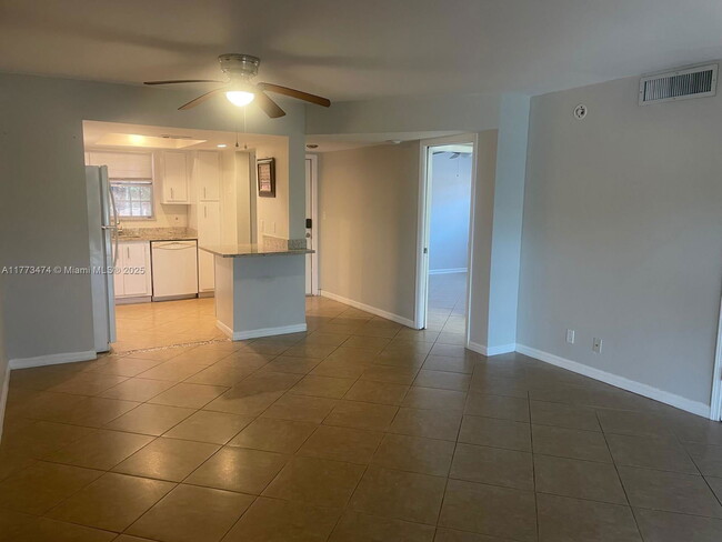 Building Photo - 660 Tennis Club Dr