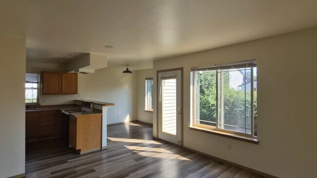 Building Photo - 3 Bed 1.5 Bath Duplex Unit - Barkley Village, Bellingham WA