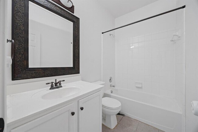 Building Photo - 914 N Creek Blvd