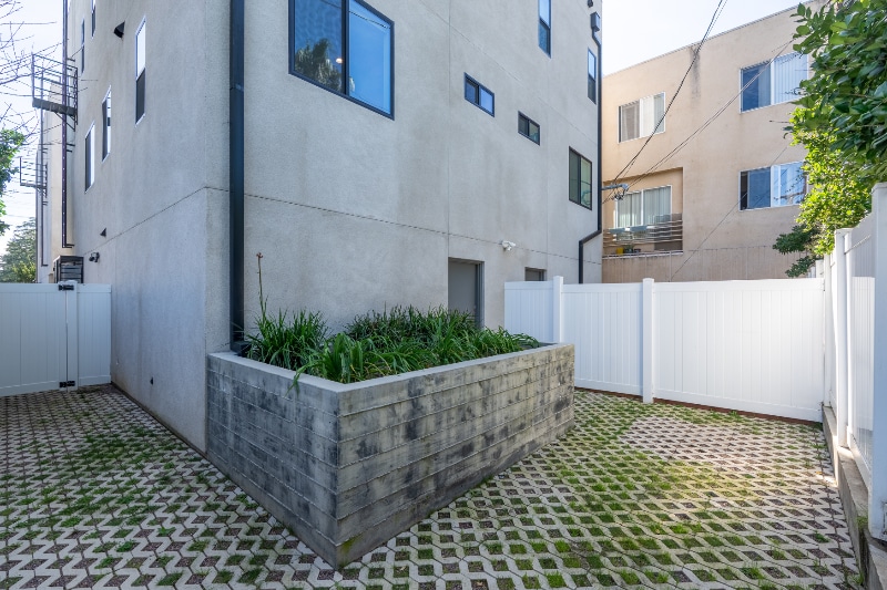 Building Photo - 4927 1/2 Kester Ave